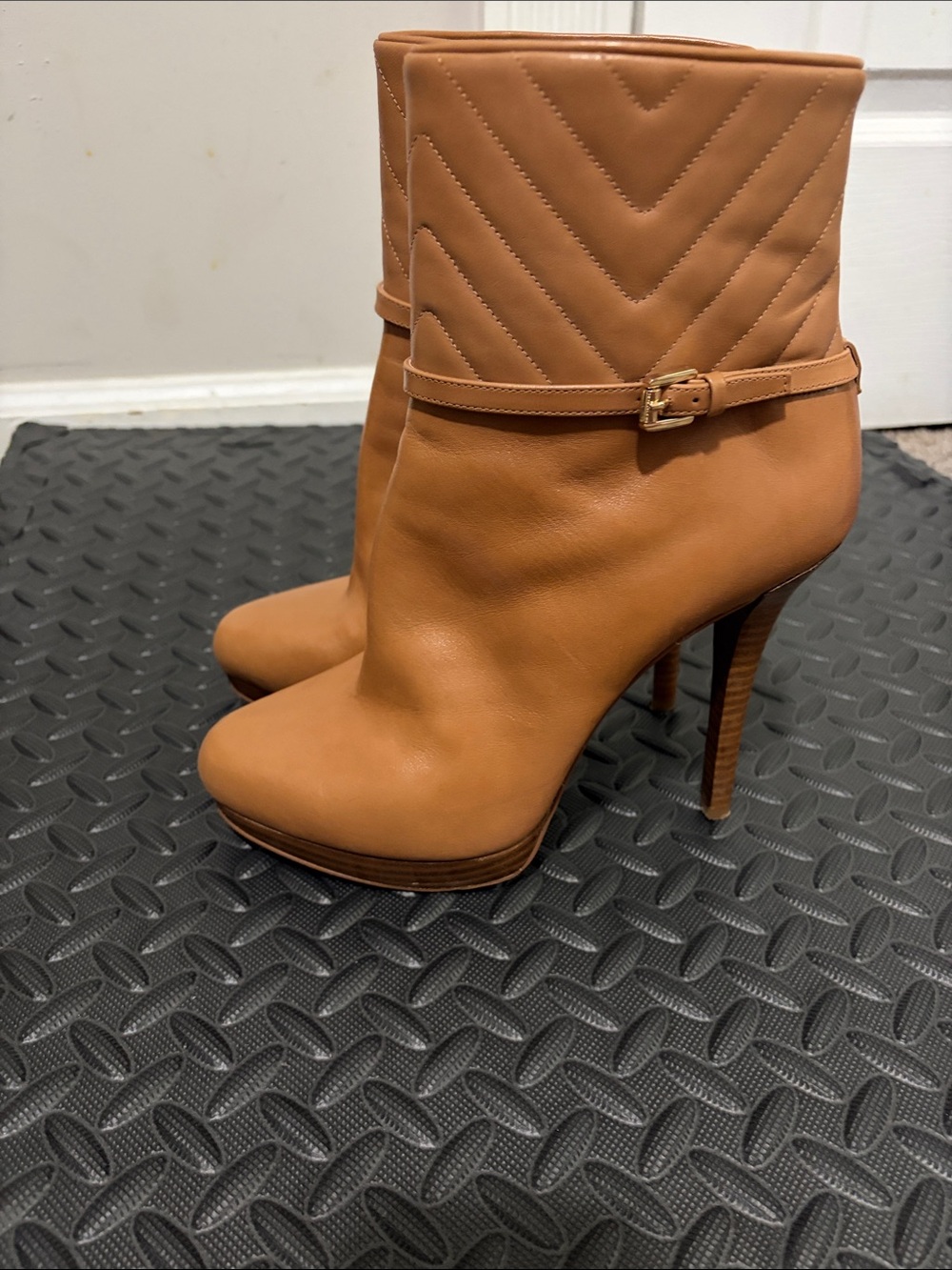 MICHAEL Michael Kors Quilted Cuff Tan Leather Ankle Booties - Picture 3 of 7